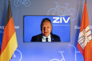 Burkhard Stork, Geschäftsführer Zweirad-Industrie-Verband e.V. hält Laudatio auf den Gewinner des Fahrradkulturwettbewerbs.